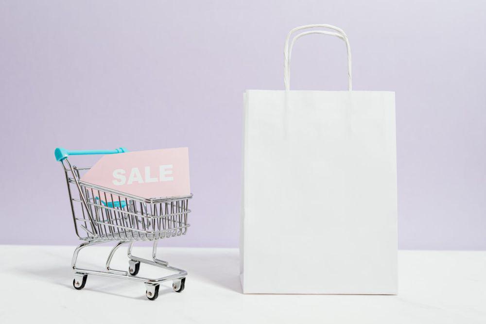 ilustrasi berbelanja dengan promo (pexels.com/Polina Kaboompics)