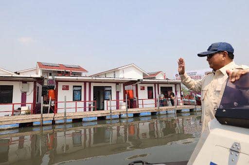 Sambangi Rumah Apung Muara Angke, Prabowo Disambut Antusias Warga