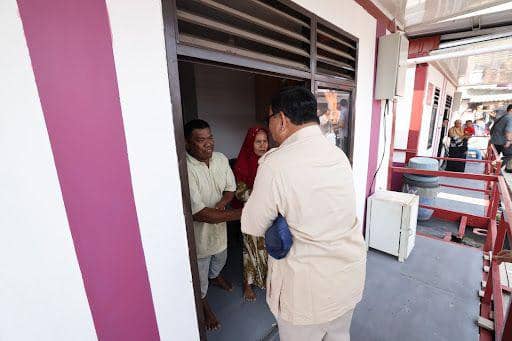 Menteri Pertahanan RI sekaligus presiden terpilih Prabowo Subianto mengecek para warga yang tinggal di rumah apung Muara Angke, Jakarta Utara. Ia disambut antusias warga dari anak-anak hingga orang dewasa, Rabu (14/8/2024). (Dok. Tim Komunikasi Prabowo)