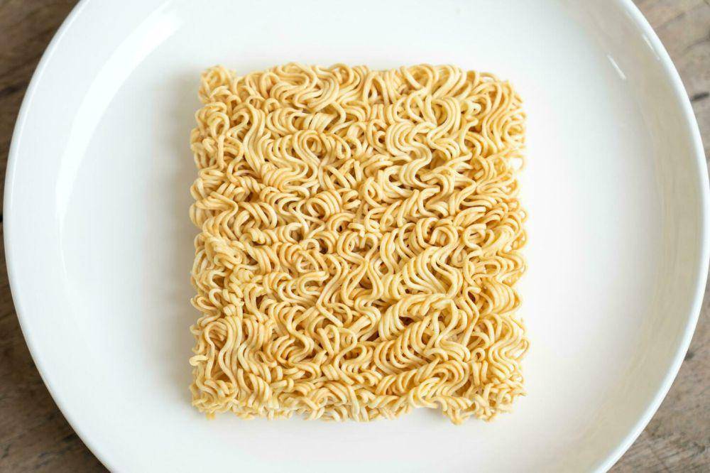 ilustrasi bahan Indomie kuah pedas nyemek (vecteezy.com/pbxstudio)