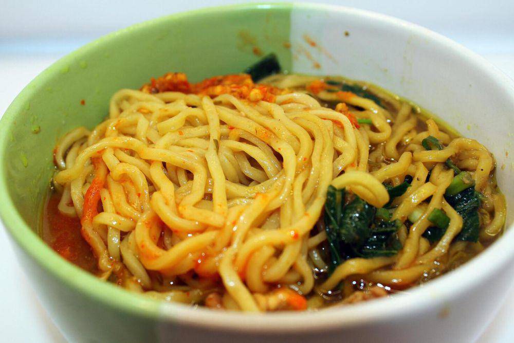 ilustrasi tips membuat Indomie kuah pedas nyemek (vecteezy.com/yuhanggana)