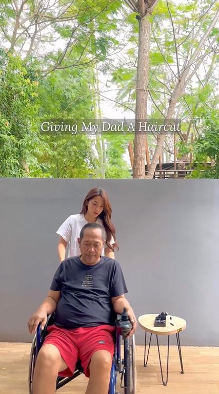 Dinda Kirana potong rambut ayah. (instagram.com/dindakirana.s)