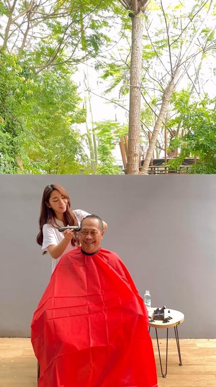 Dinda Kirana potong rambut ayah. (instagram.com/dindakirana.s)