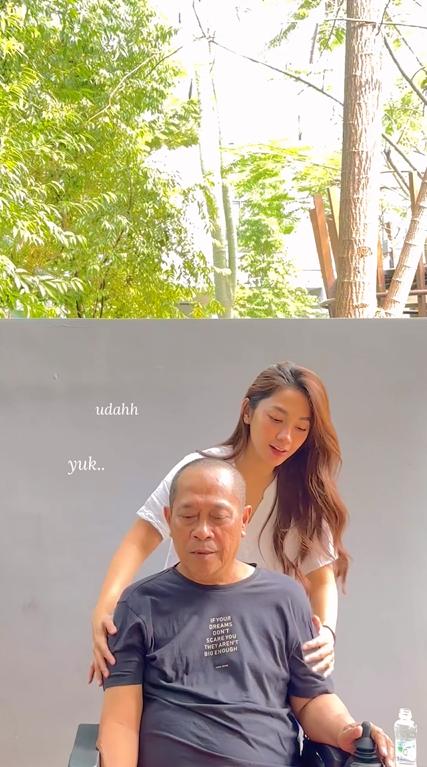 Dinda Kirana potong rambut ayah. (instagram.com/dindakirana.s)