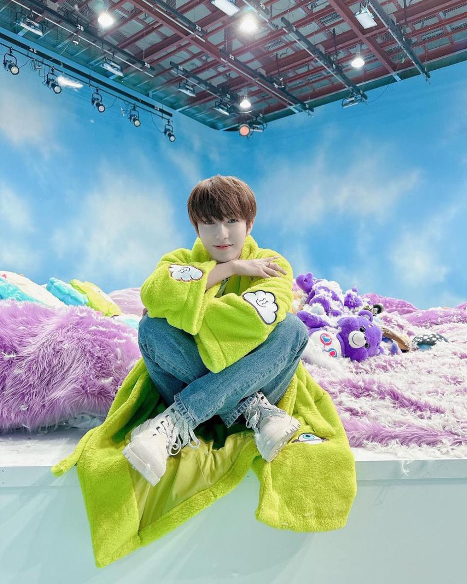 outfit cowok kue ala Renjun NCT (instagram.com/@yellow_3to3)