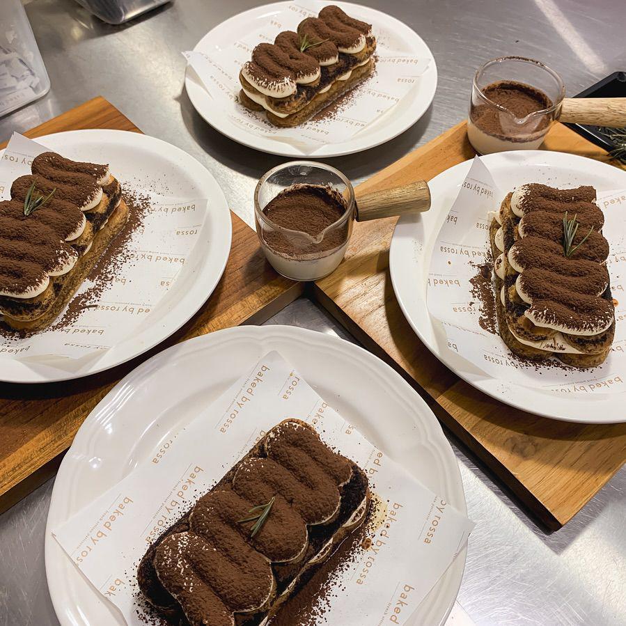 Poured tiramisu ala Baked by Rossa cafe & dessert Surabaya. Instagram/bakedbyrossa