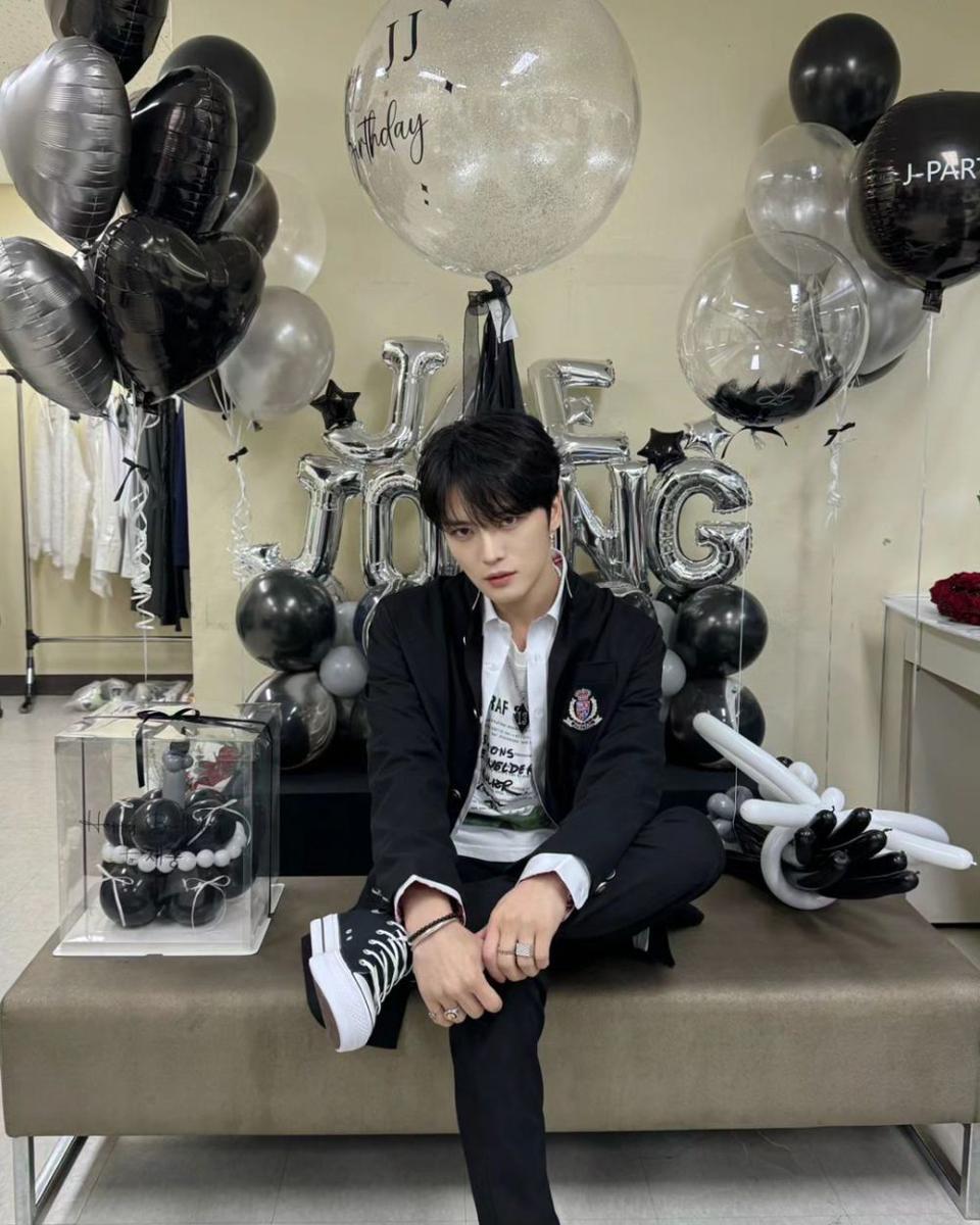 mix and match outfit dengan outer ala Jaejoong (instagram.com/jj_1986_jj)