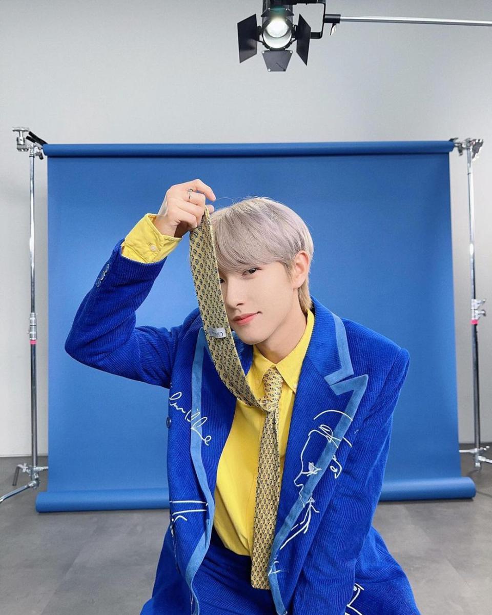 outfit cowok kue ala Renjun NCT (instagram.com/@yellow_3to3)