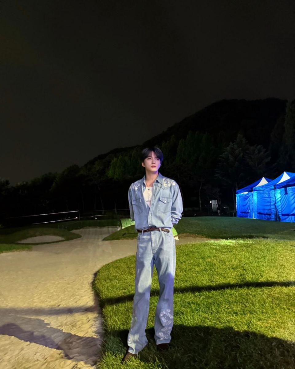 mix and match outfit dengan outer ala Jaejoong (instagram.com/jj_1986_jj)