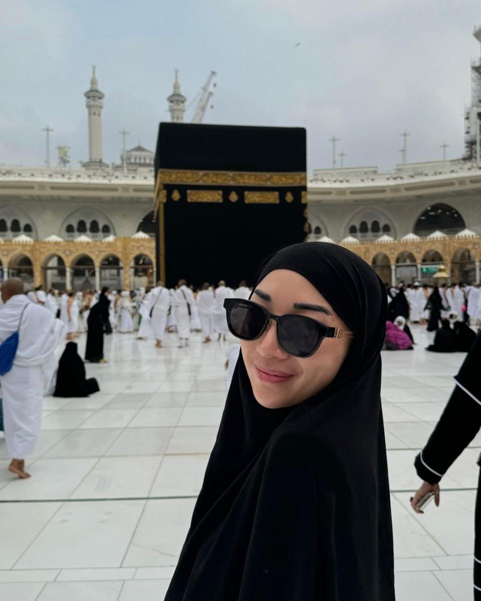 potret Audrey Jesslyn saat ibadah umrah (instagram.com/audreyjesslyn)