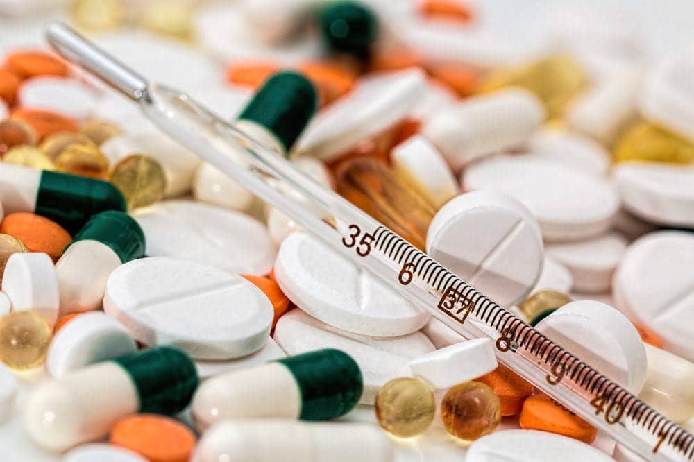 Steve Buissinne (https://pixabay.com/id/photos/termometer-obat-obatan-tablet-1539191/)