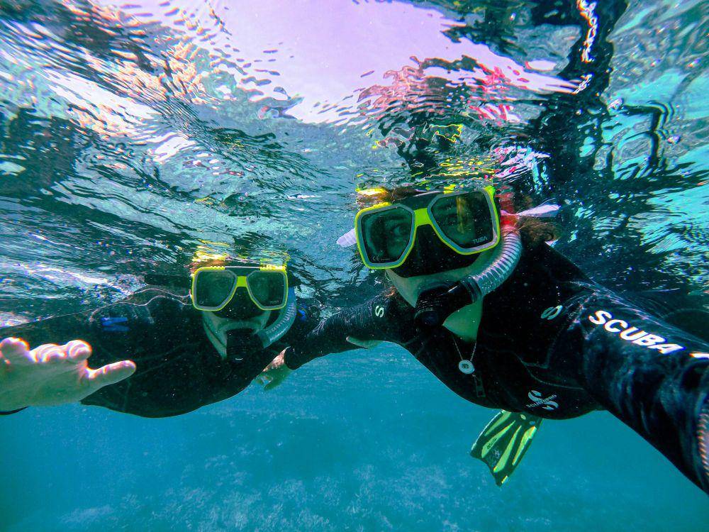 Ilustrasi masker dan snorkel untuk snorkeling (unsplash.com/Victoria Ballesteros)
