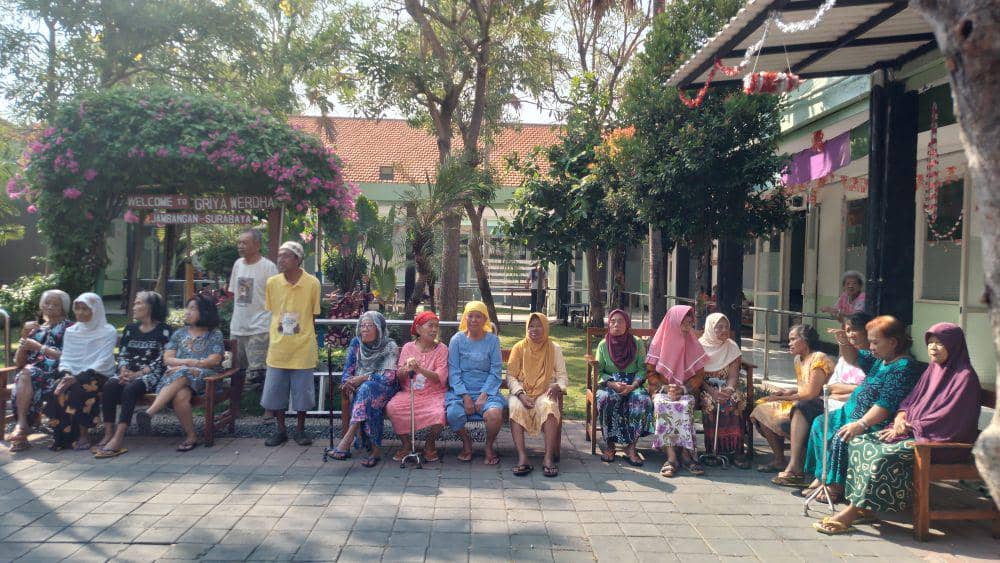 Para lansia menikmati perlombaan (IDN Times/Sifa Aulia)