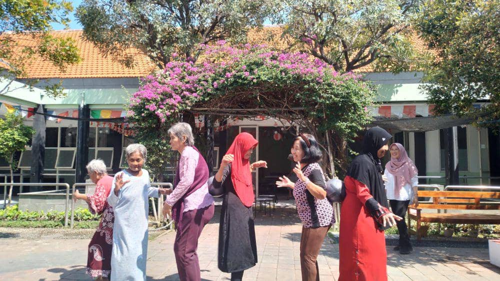 Antusiasme lansia dalam lomba (IDN Times/Sifa Aulia)