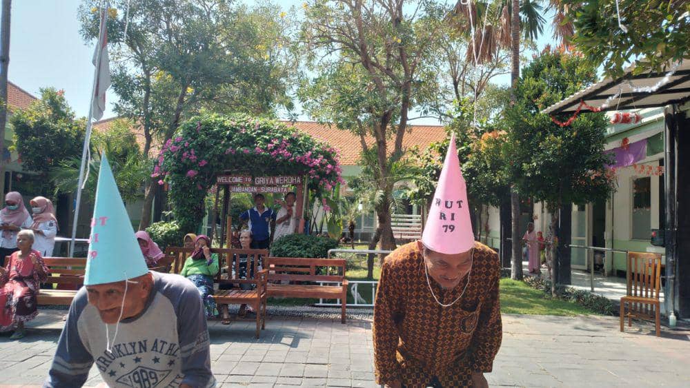 Keseruan lomba capit topi (IDN Times/Sifa Aulia)