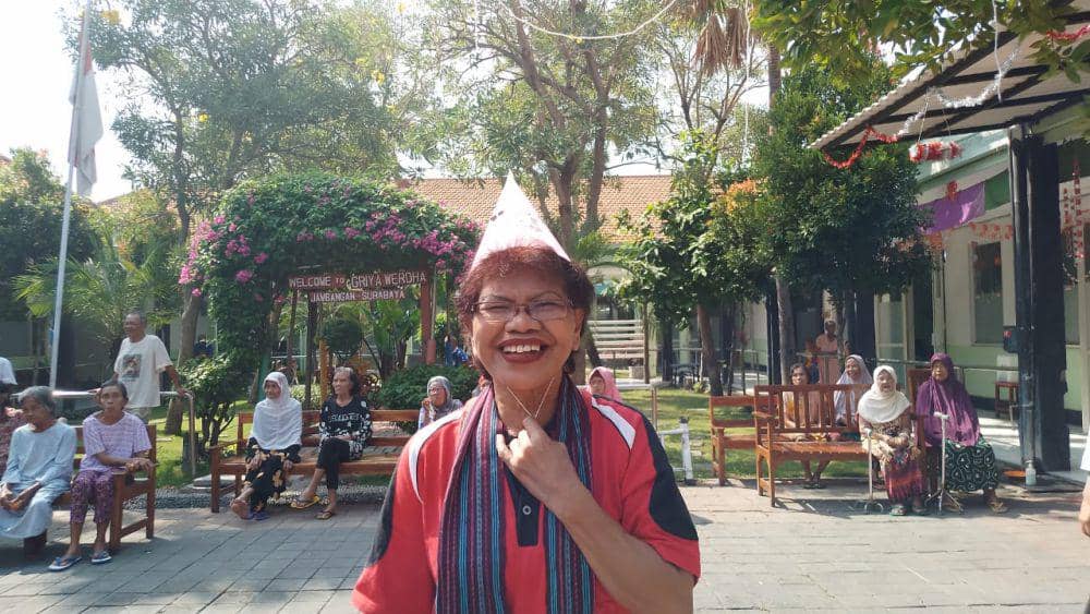 Potret bahagia lansia lomba cantol topi (IDN Times/Sifa Aulia)