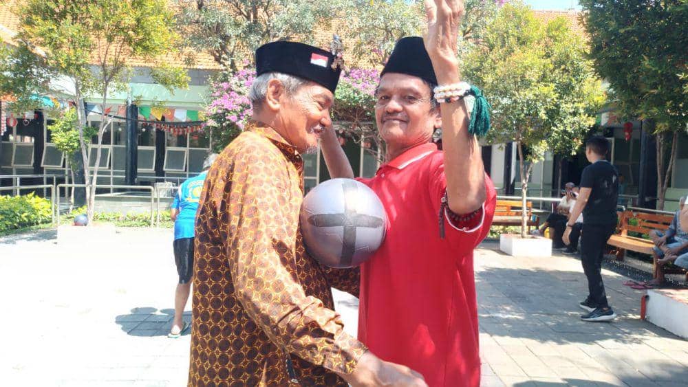 Potret keseruan lomba bola berpasangan (IDN Times/Sifa Aulia)
