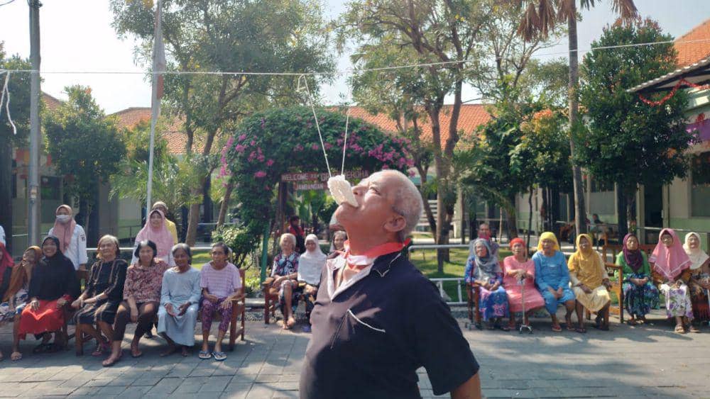 Potret lomba makan kerupuk (IDN Times/Sifa Aulia)