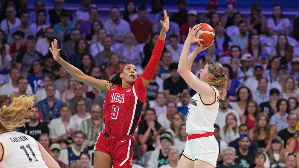 A'ja Wilson (kiri) berusaha mengeblok bola lawan. (aces.wnba.com)