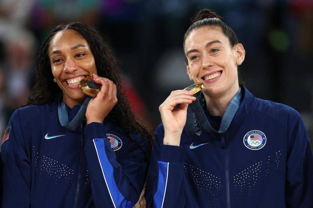 A'ja Wilson (kiri) bersama Breanna Stewart (x.com/usabasketball)