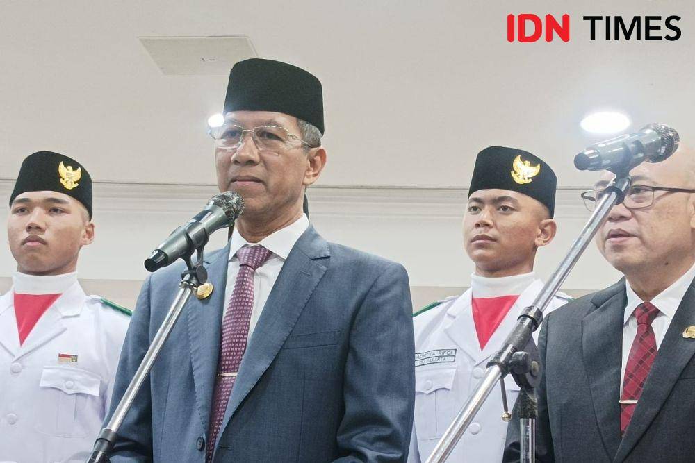 Penjabat (PJ) Gubernur DKI Jakarta a Heru Budi Hartono usai mengukuhkan paskibraka di Balai Agung, Rabu (14/8/2024). (IDN Times/Dini Suciatiningrum)
