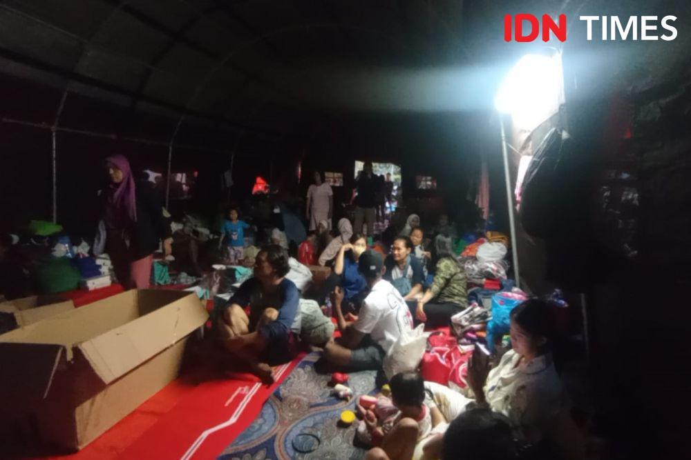 Penjabat (PJ) Gubernur DKI Jakarta Heru Budi Hartono meninjau pengungsi kebakaran Manggarai, Rabu (14/7/2024). (IDN Times/Dini Suciatiningrum)
