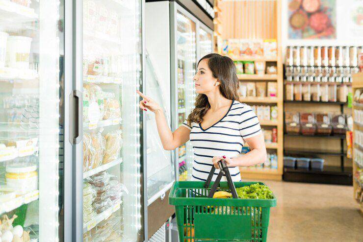 Ilustrasi wanita belanja frozen food (freepik.com/tonodiaz)