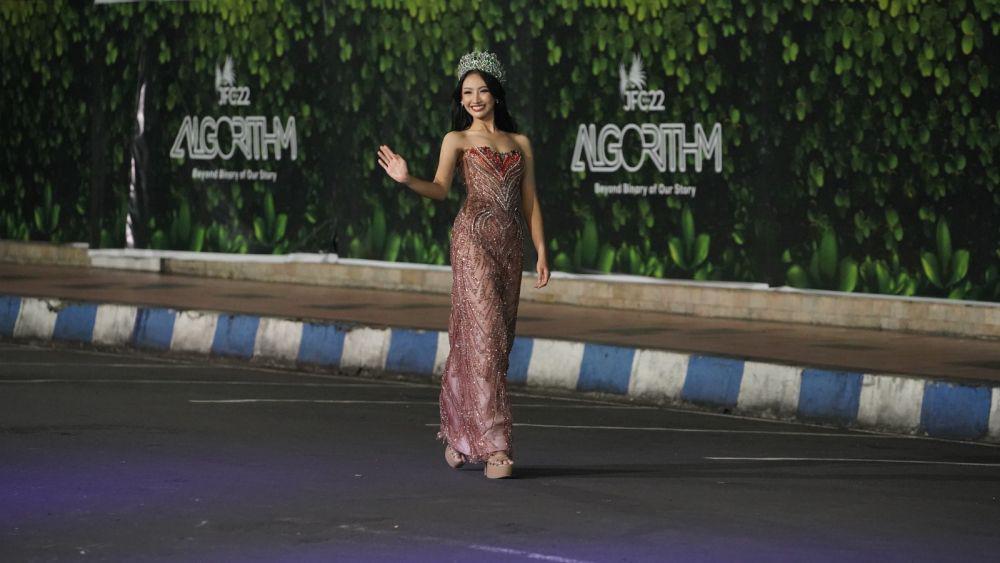 Miss International Indonesia 2024, Sophie Kirana, juga hadir sebagai peserta Jember Fashion Carnaval. (dok. Kemenparekraf)