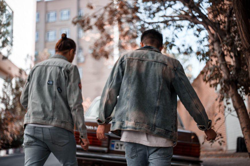 4 Pilihan Jaket Jeans dengan Desain yang Kekinian, Keren Abis!