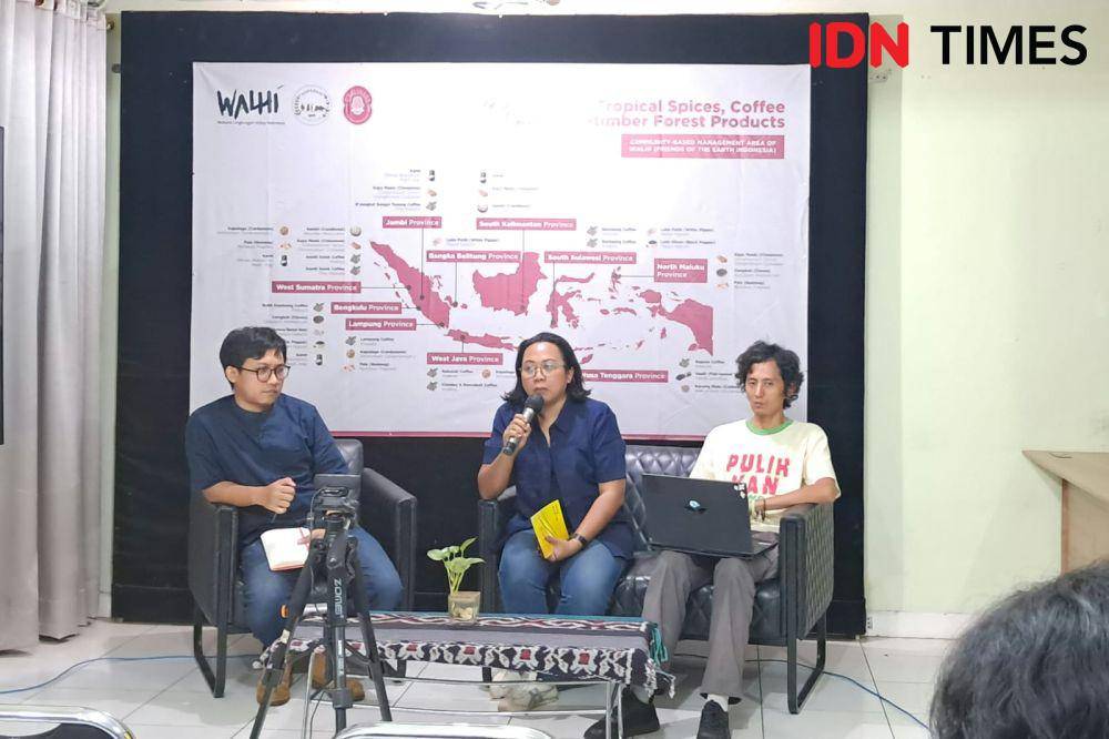 Direktur Eksekutif Daerah WALHI Jakarta, Suci Fitria Tanjung (tengah). (IDN Times/Trio Hamdani)