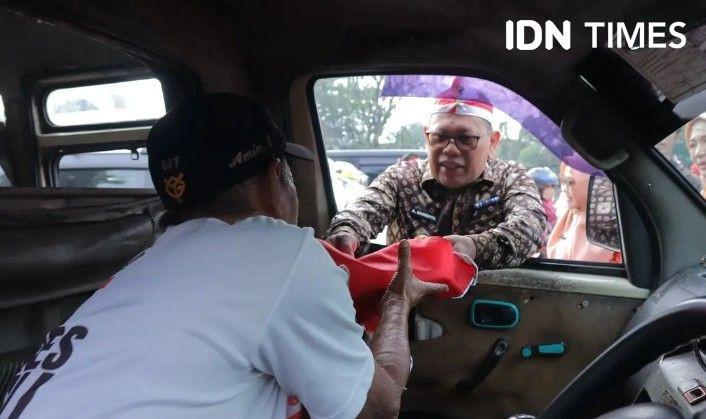 Pemkot Palembang bagikan 3 ribu bendera merah putih secara gratis (Dok. Kominfo Palembang)