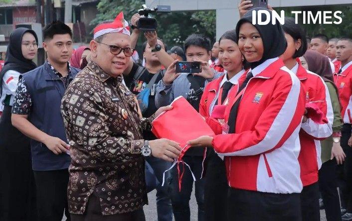 Sorak Sorai Warga Dapat 3 Ribu Bendera Merah Putih Gratis di Palembang