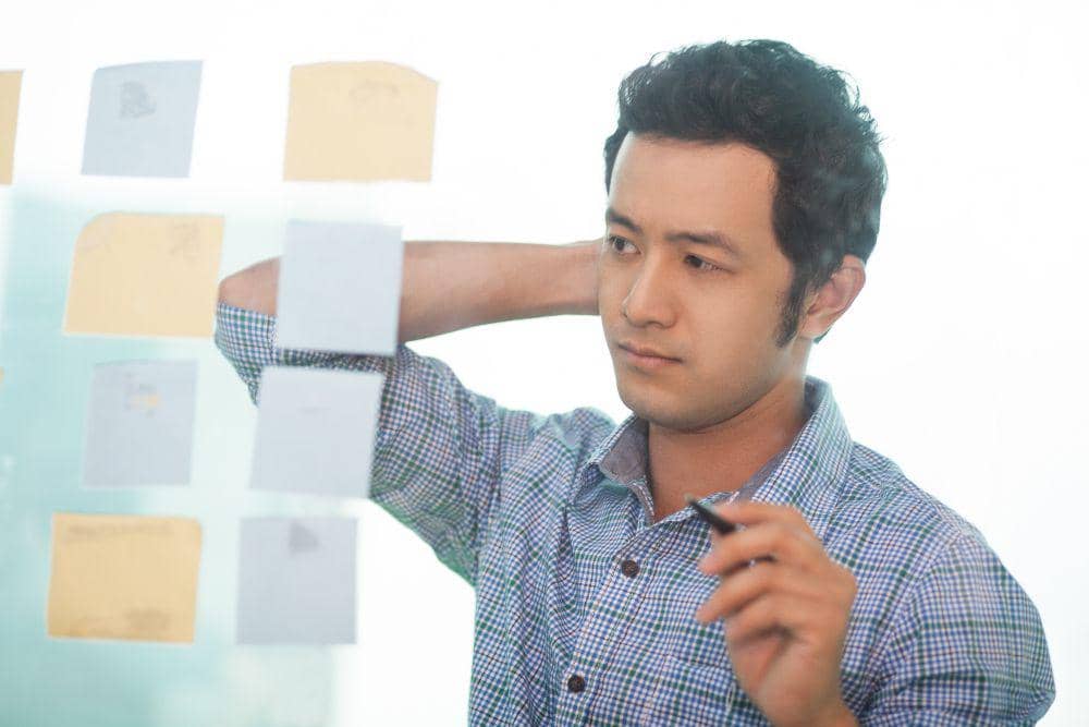 ilustrasi seseorang sedang menentukan skala prioritasnya (freepik.com/katemangostar)