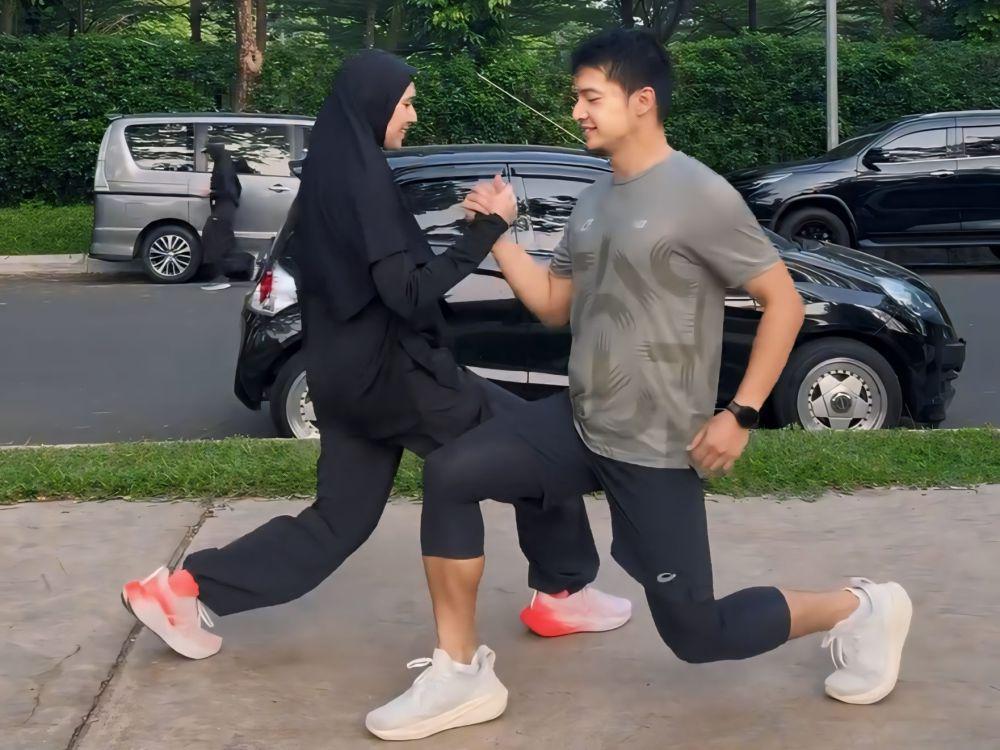 9 Potret Couple Workout ala Dhini Aminarti dan Dimas Seto, Sweet!