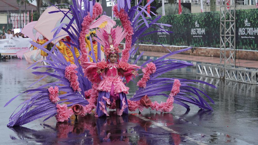 Jember Fashion Carnaval menampilkan kreasi busana anak-anak dalam kategori Kids and Artwear Carnaval. (dok. Kemenparekraf)