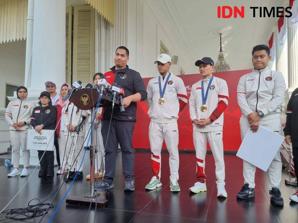 Konferensi pers Menpora, Dito Ariotedjo usai para atlet Olimpiade Paris 2024 menerima bonus dari Presiden Jokowi di Istana, Kamis (15/8/2024) (IDN Times/Ilman Nafi'an)