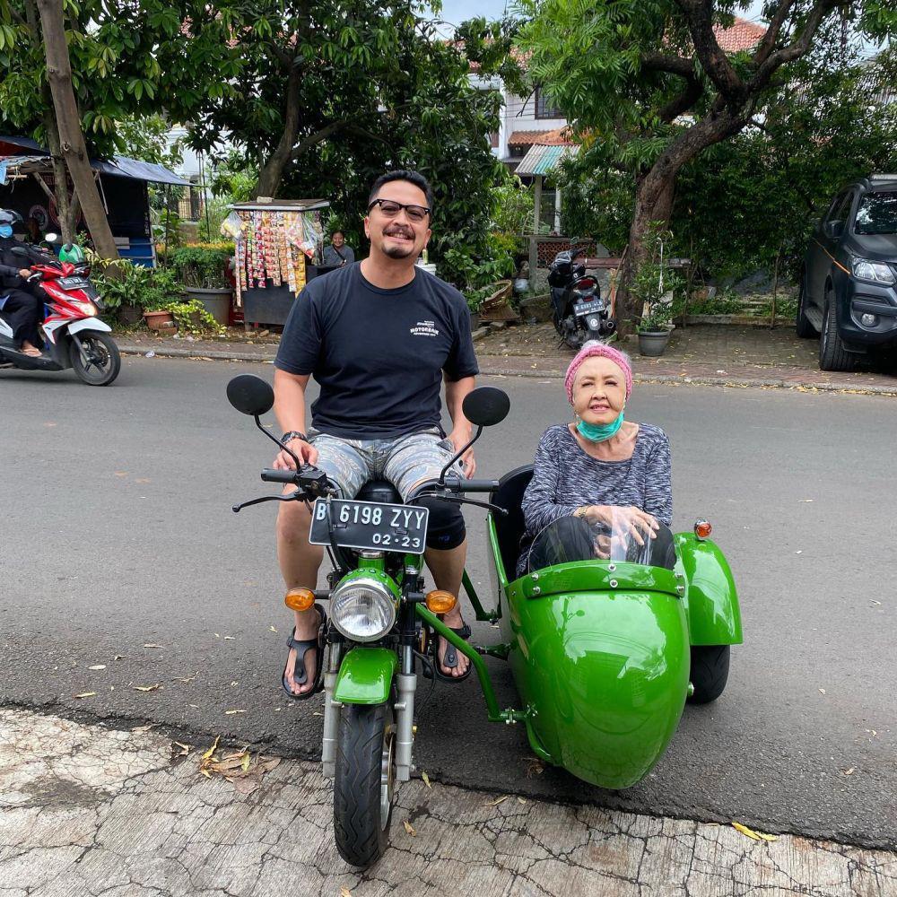 potret kenangan Ferry Maryadi dan ibunda (instagram.com/kangferrymaryadi)
