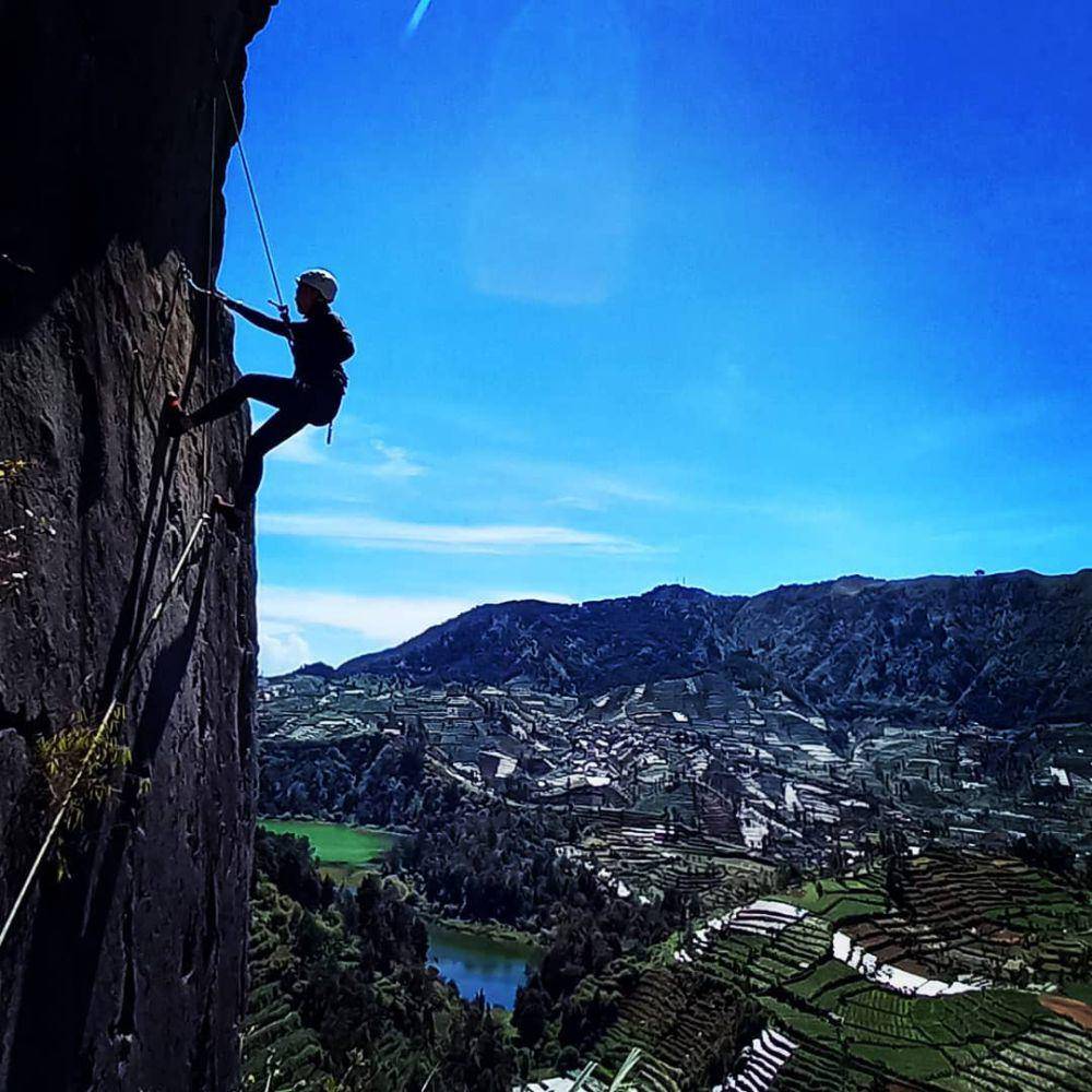 potret panjat tebing di watu gribig dengan view telaga warna(instagram.com/hafifi_adzikya)