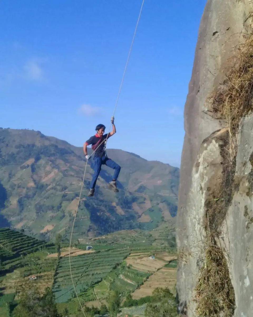 potret panjat tebing di watu gribig dengan view telaga warna (instagram.com/dieng_climbing)