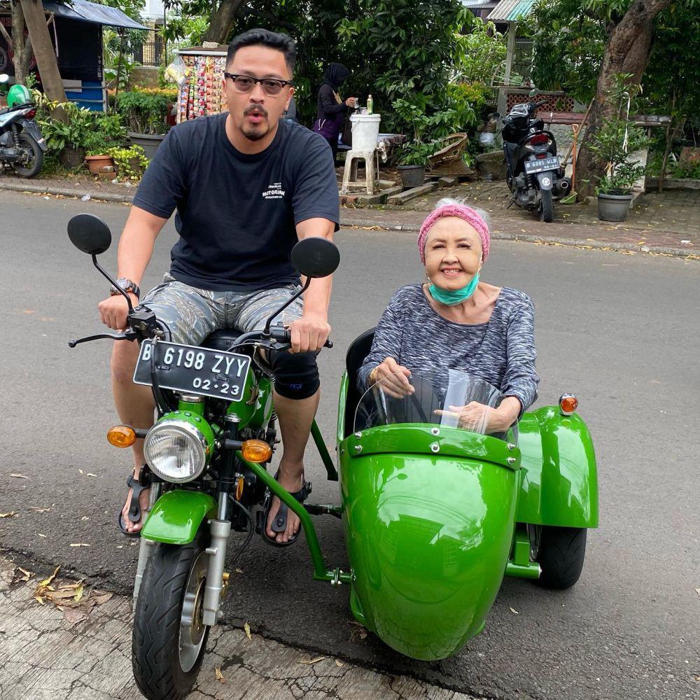 potret kenangan Ferry Maryadi dan ibunda (instagram.com/kangferrymaryadi)