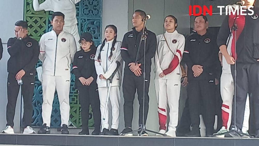 Rifda Irfanaluthfi pakai tongkat di pawai Olimpiade 2024 (IDN Times/Fauzan)