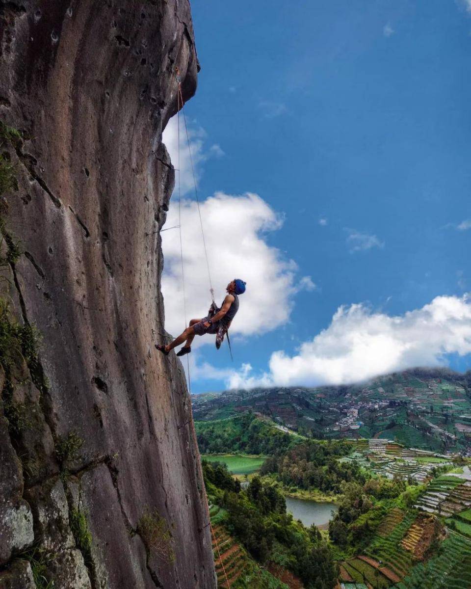 potret panjat tebing di watu gribig dengan view telaga warna (instagram.com/fingki_syaputra)