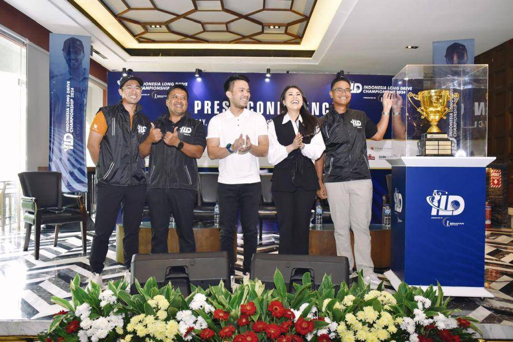 penyeleanggara dan brand ambassador berfoto dengan trofi Long Drive Championship. (Dok. Indonesia Long Drive)