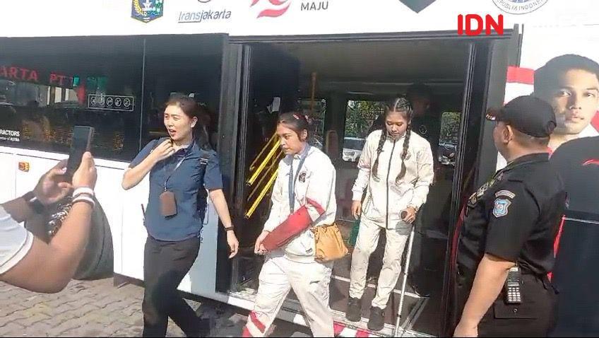 Rifda Irfanaluthfi pakai tongkat di pawai Olimpiade 2024 (IDN Times/Fauzan)