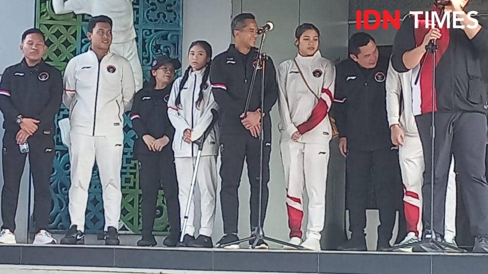 Rifda Irfanaluthfi pakai tongkat di pawai Olimpiade 2024 (IDN Times/Fauzan)