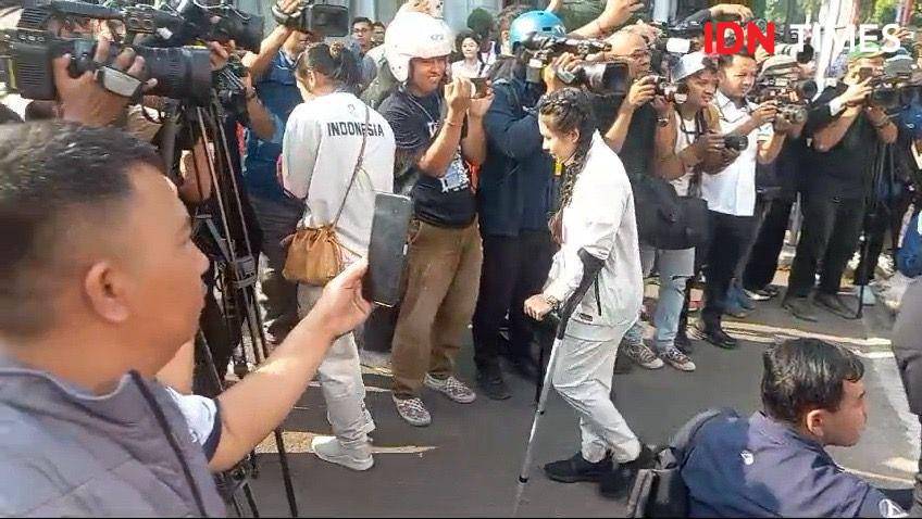 Rifda Irfanaluthfi pakai tongkat di pawai Olimpiade 2024 (IDN Times/Fauzan)