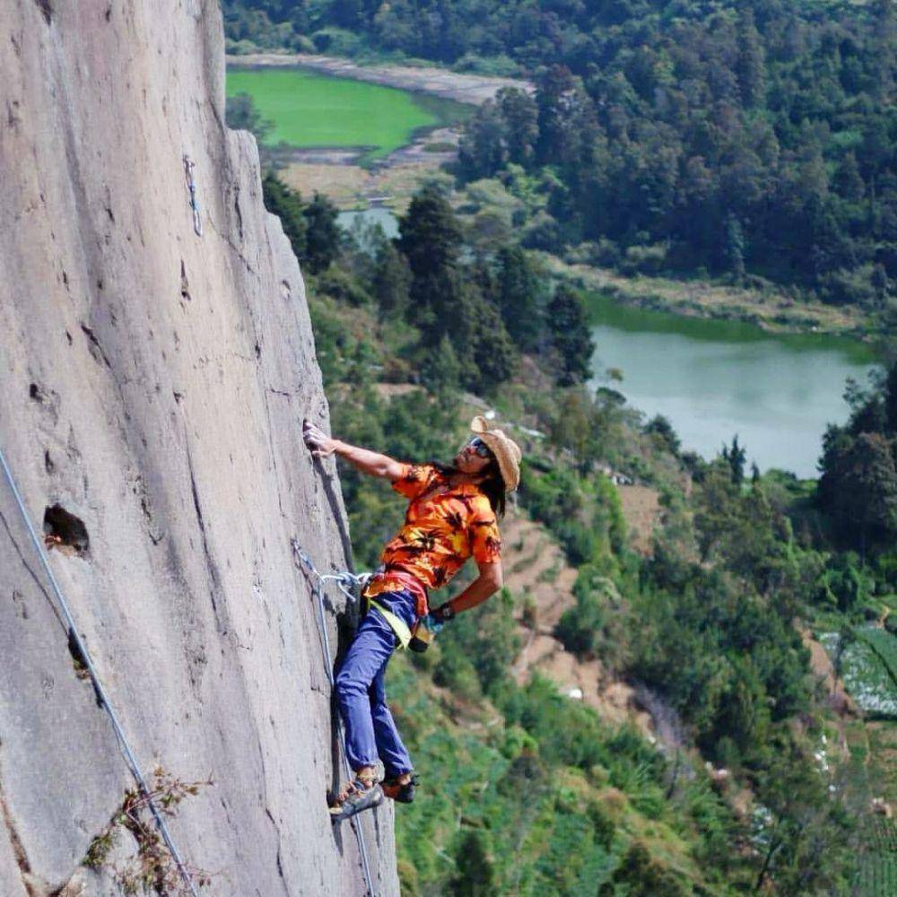 potret panjat tebing di watu gribig (instagram.com/climbingtripindonesia)