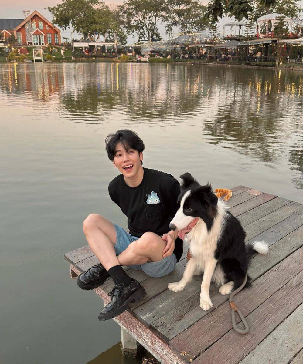 padu padan T-shirt hitam ala War Wanarat (instagram.com/warwanarat)