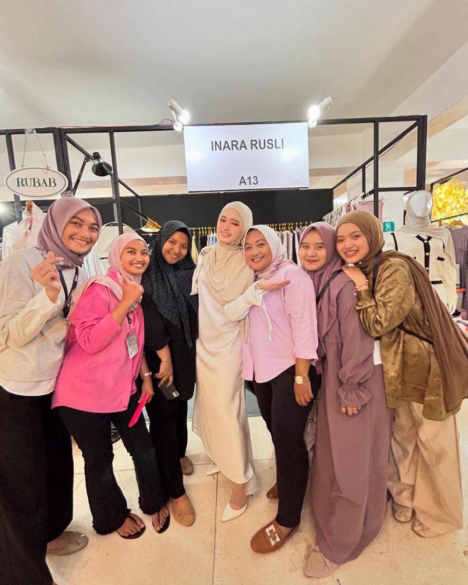 potret Inara Rusli sukses gelar fashion show dari brand fashion miliknya (instagram.com/mommy_starla)