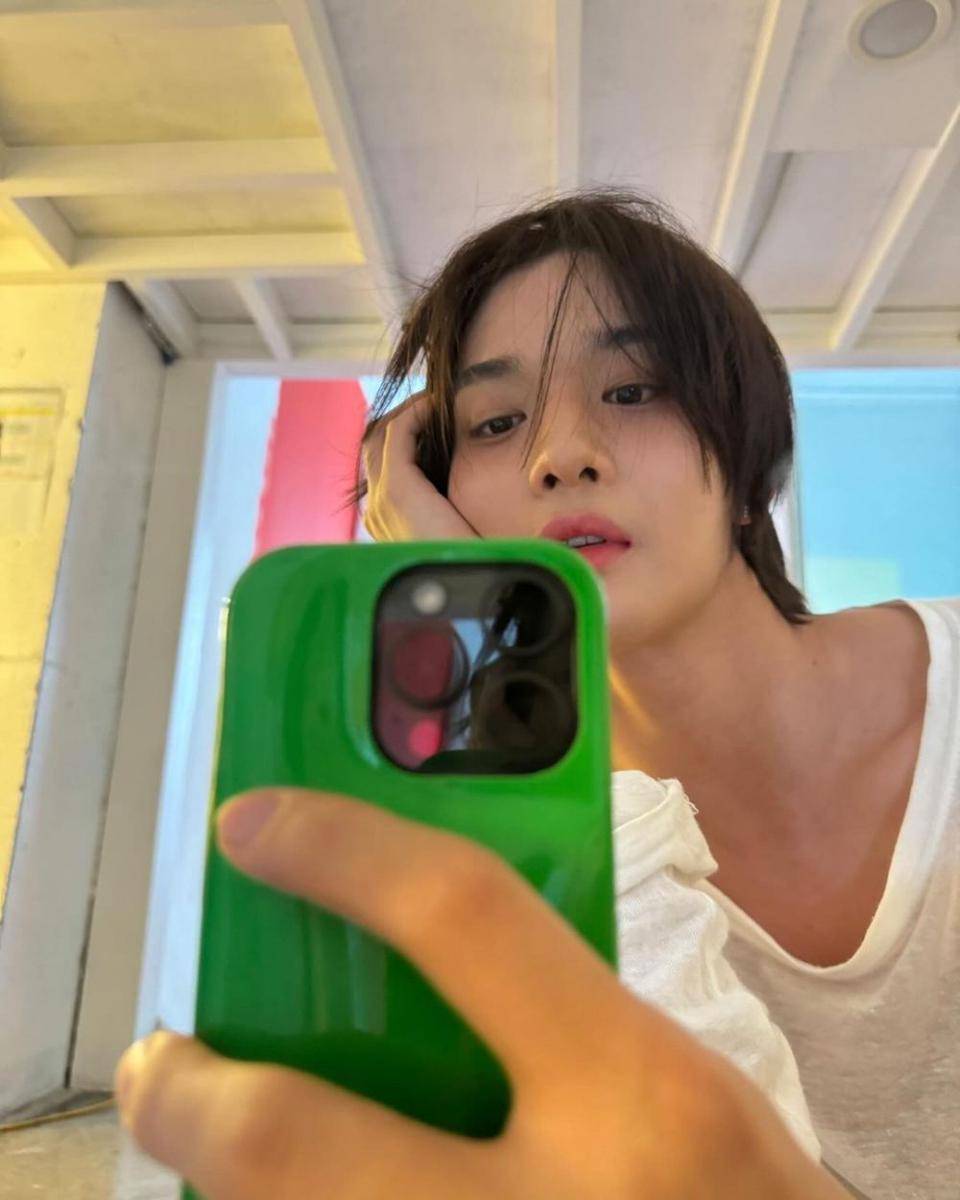 Bae Jin Young (instagram.com/xaexxnxounx)